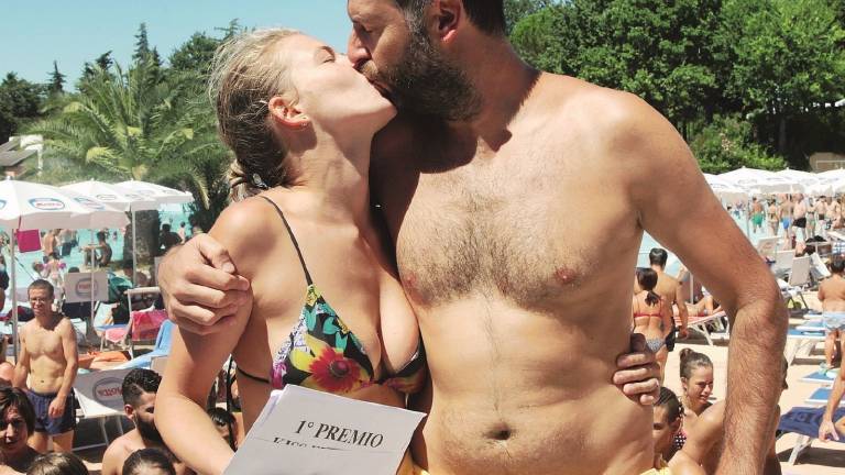 Aquafan da record, in 15mila tra schiuma party e sfide di baci Aquafan da record, in 15mila tra schiuma party e sfide di baci