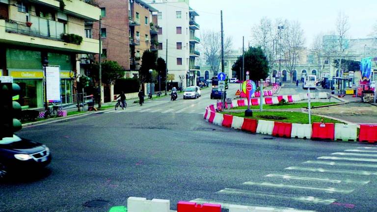 Incrocio stazione, parte la rotatoria Via Dante-via Roma Incrocio stazione, parte la rotatoria Via Dante-via Roma