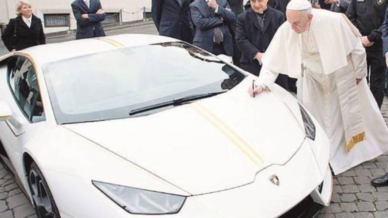 Lamborghini del Papa all'asta: i soldi alla Papa Giovanni XXIII Lamborghini del Papa all'asta: i soldi alla Papa Giovanni XXIII