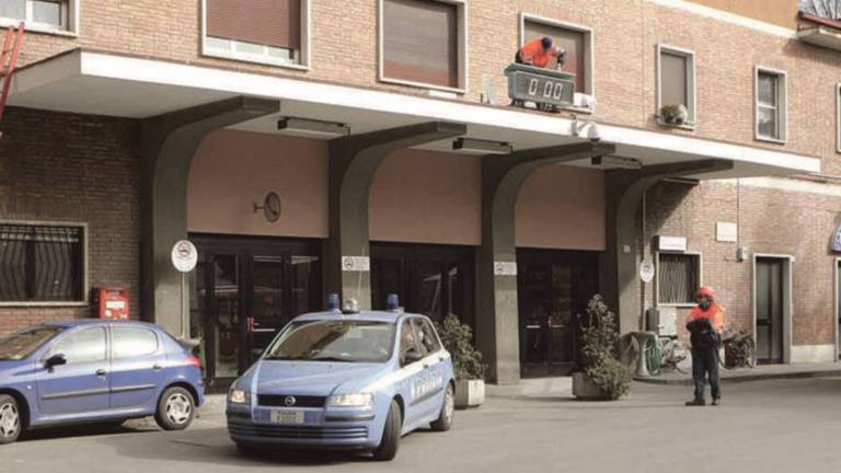 Giovani prostitute davanti alla stazione in pieno giorno Giovani prostitute davanti alla stazione in pieno giorno