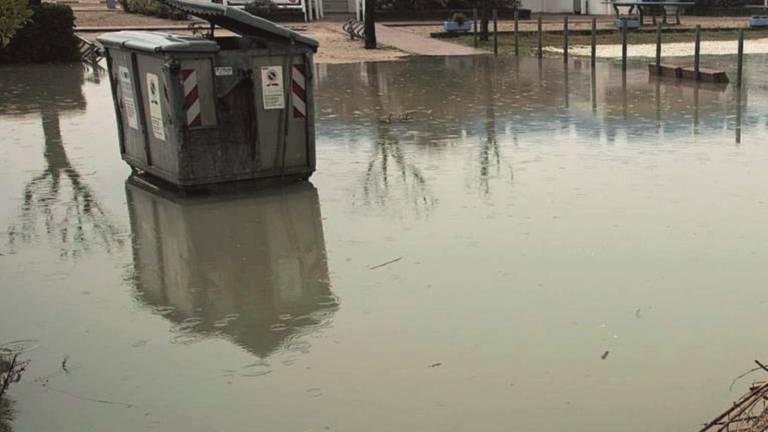 L'acqua arriva sulle strade L'acqua arriva sulle strade