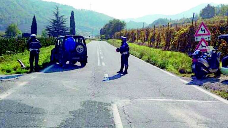 Con la moto contro la fiancata di un fuoristrada Con la moto contro la fiancata di un fuoristrada