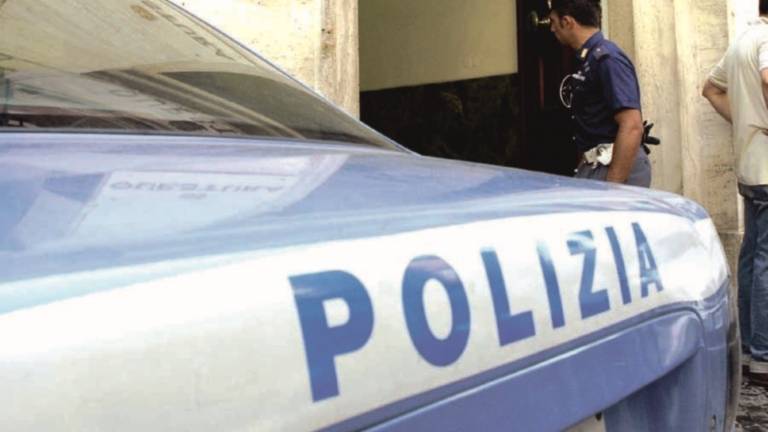 Picchia la sua ragazza e poi anche i poliziotti Picchia la sua ragazza e poi anche i poliziotti
