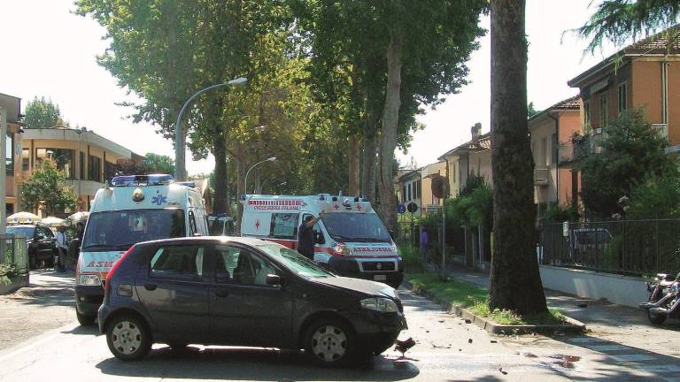 Auto cappottata, gravi tre giovani Auto cappottata, gravi tre giovani