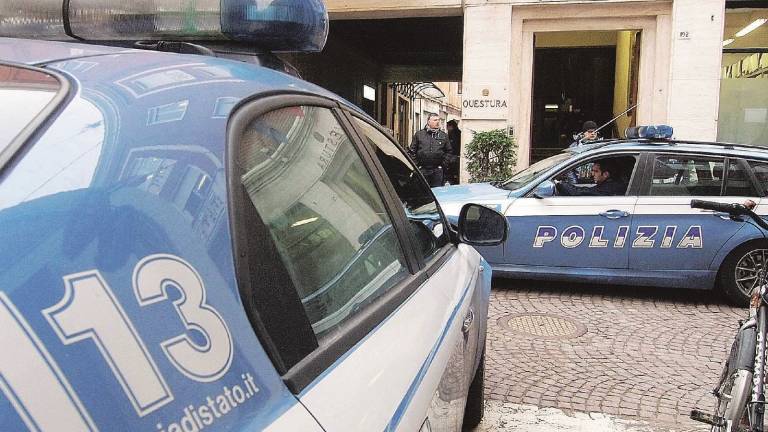 Ladro rompe l'inferriata: scattano le manette Ladro rompe l'inferriata: scattano le manette