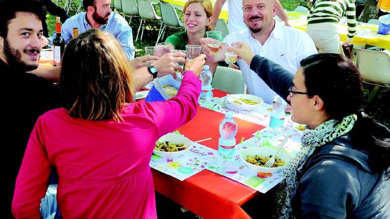 In 800 a pranzo per aiutare la Caritas In 800 a pranzo per aiutare la Caritas