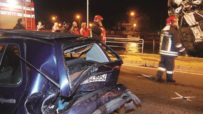 Parroco vola con il suv nel canale Parroco vola con il suv nel canale