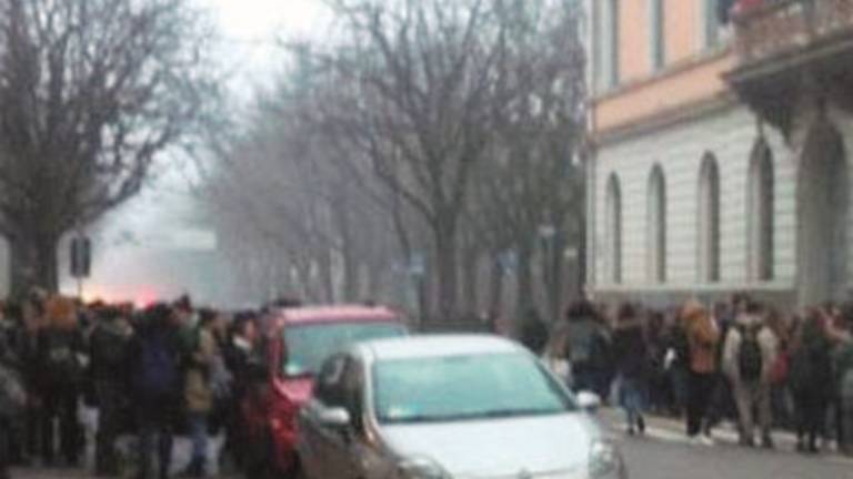 Caldaia in fumo, sgomberati mille studenti Caldaia in fumo, sgomberati mille studenti