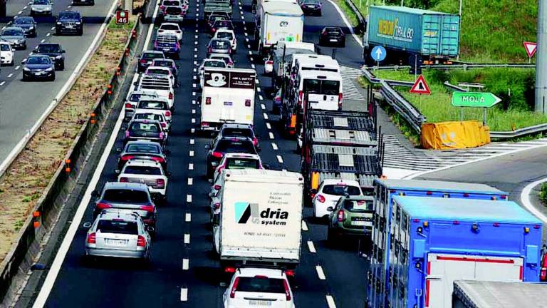 Viabilità. Autostrade verso le località balneari, sabato da bollino nero Viabilità. Autostrade verso le località balneari, sabato da bollino nero