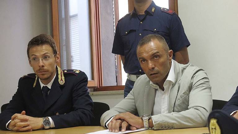 Padre estradato e sottoposto a test del Dna. Nei guai il medico d'accordo per l'aborto Padre estradato e sottoposto a test del Dna. Nei guai il medico d'accordo per l'aborto