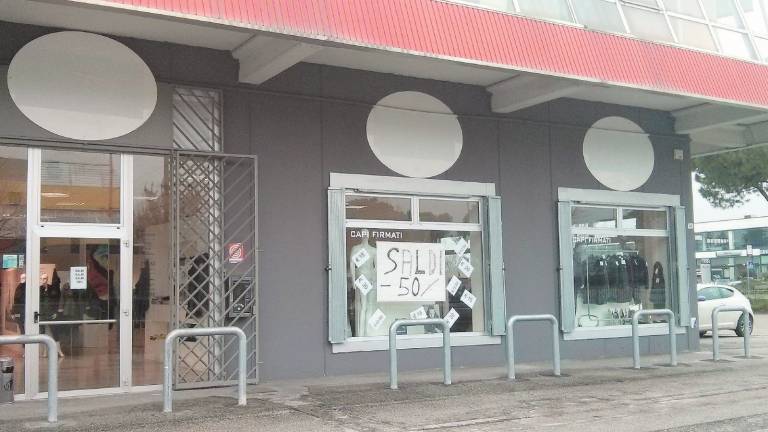 Toglie le insegne dal negozio: «Troppe tasse» Toglie le insegne dal negozio: «Troppe tasse»
