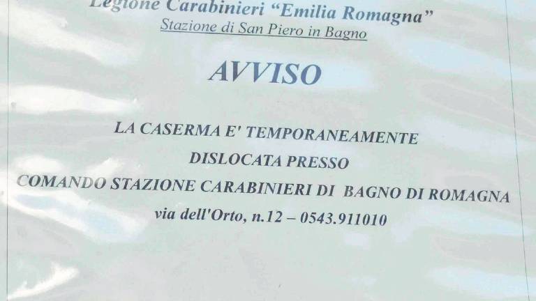 Il tetto cede, carabinieri sloggiati Il tetto cede, carabinieri sloggiati