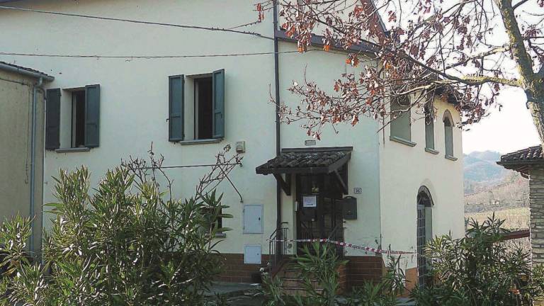 La madre entra in casa e lo trova morto La madre entra in casa e lo trova morto