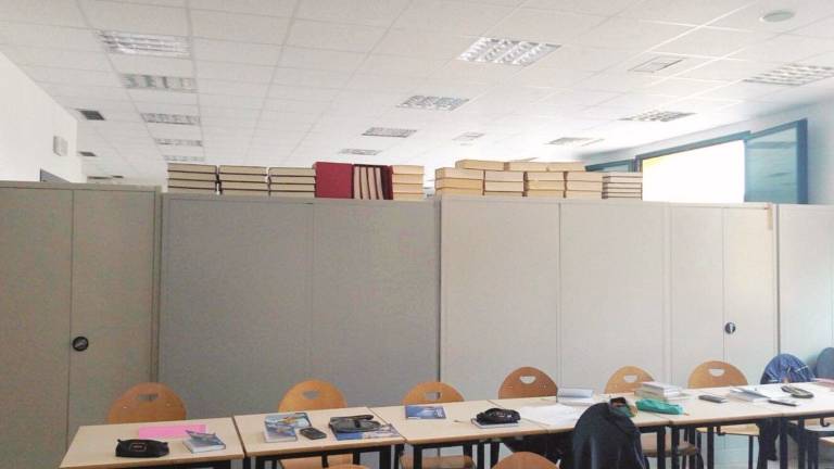 Due classi in un'aula divisa da armadi Due classi in un'aula divisa da armadi