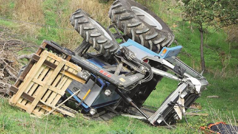Il trattore si rovescia e lo schiaccia Il trattore si rovescia e lo schiaccia