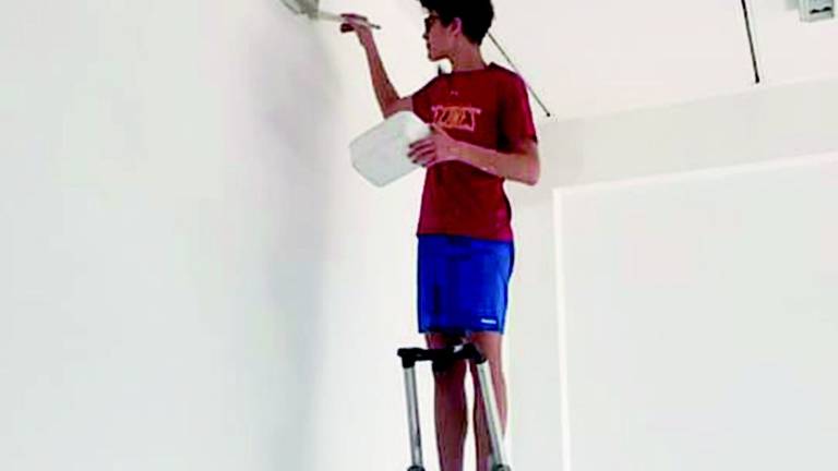 Gli studenti tinteggiano l'aula durante le vacanze Gli studenti tinteggiano l'aula durante le vacanze