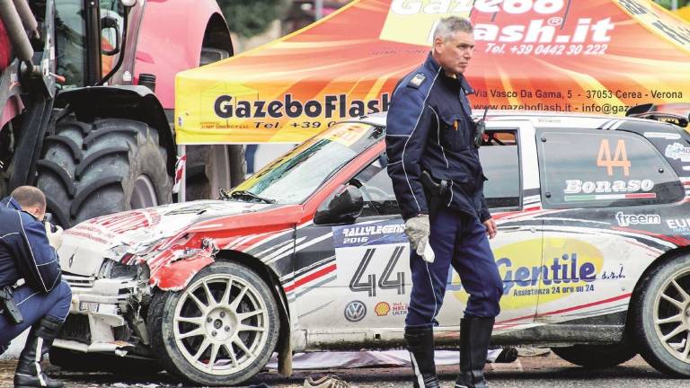 Auto travolge la folla: un morto e otto feriti Auto travolge la folla: un morto e otto feriti