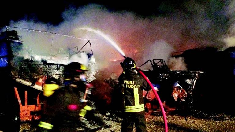 Imbarcazioni a fuoco nella notte Imbarcazioni a fuoco nella notte