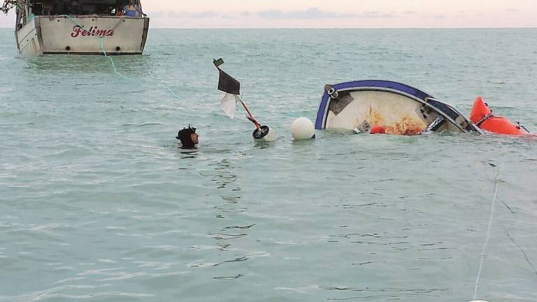 La barca affonda a duecento metri dalla costa La barca affonda a duecento metri dalla costa