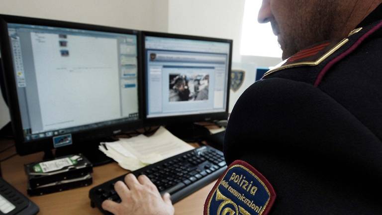 Rimini, foto di minorenni nel pc a riparare. Arrestato autista di bus Rimini, foto di minorenni nel pc a riparare. Arrestato autista di bus