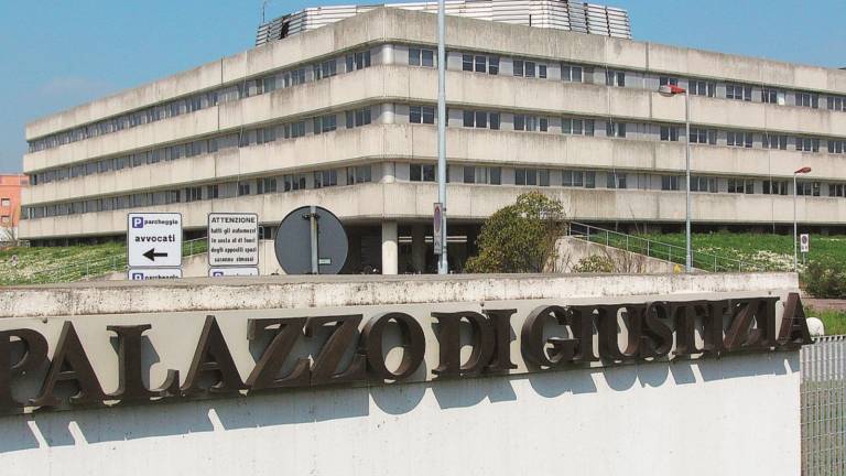 Tredicenne va a ripetizione: stuprata e drogata Tredicenne va a ripetizione: stuprata e drogata