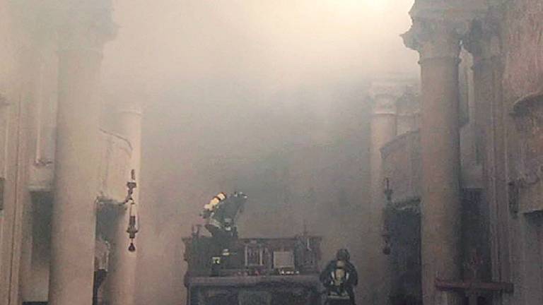 Antica chiesa in fiamme. Crolla l'abside, pompiere ferito Antica chiesa in fiamme. Crolla l'abside, pompiere ferito