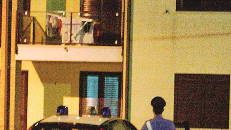 A 20 mesi si arrampica sul letto e cade dalla finestra di casa A 20 mesi si arrampica sul letto e cade dalla finestra di casa