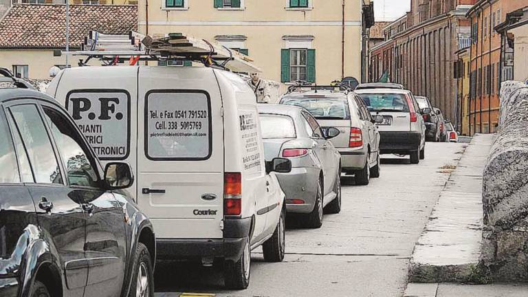 Il ponte di Tiberio di Rimini vietato alle auto per tutta l'estate Il ponte di Tiberio di Rimini vietato alle auto per tutta l'estate