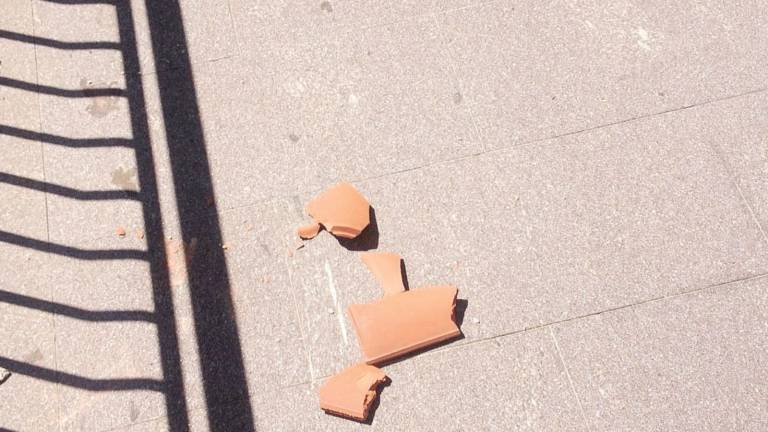 Fulmine si abbatte su una casa: tetto squarciato Fulmine si abbatte su una casa: tetto squarciato