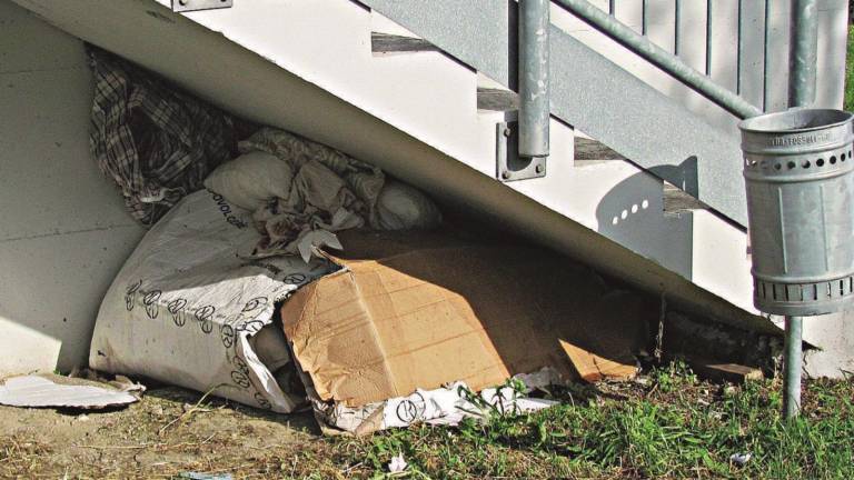 Dormitori nei sotto scala e sotto i ponti: sgomberi della Municipale Dormitori nei sotto scala e sotto i ponti: sgomberi della Municipale