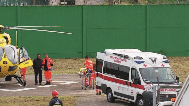 Cade in pista e sbatte la testa, grave centauro Cade in pista e sbatte la testa, grave centauro