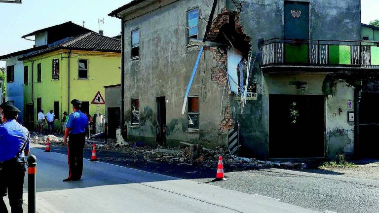Camion di rifiuti sfonda una casa Camion di rifiuti sfonda una casa