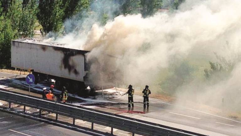 Camion a fuoco sulla Secante Camion a fuoco sulla Secante