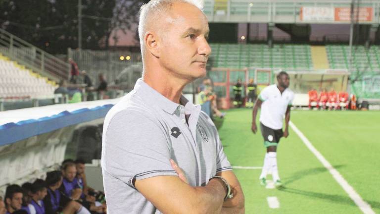 Un Cesena imbarazzante cade a Vercelli Un Cesena imbarazzante cade a Vercelli