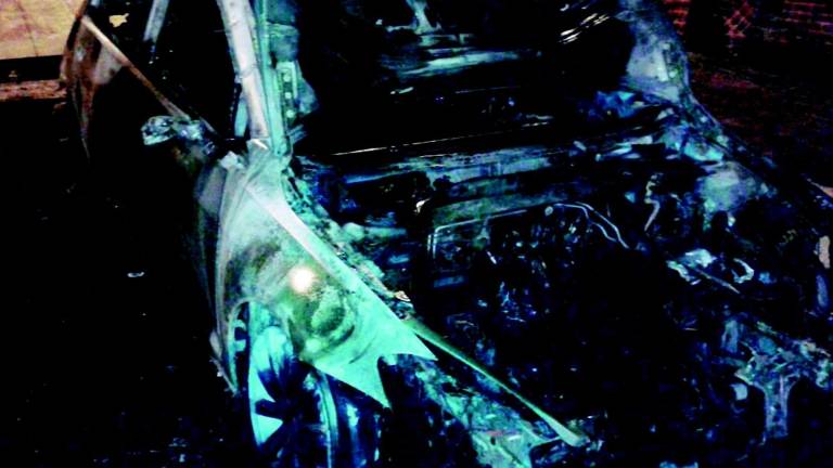 Auto nuova a fuoco nella notte Auto nuova a fuoco nella notte