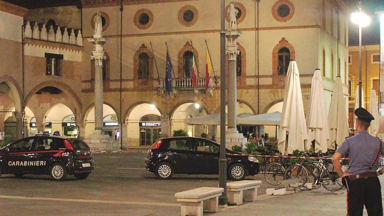 Stalking a una 18enne: arrestato in piazza del Popolo Stalking a una 18enne: arrestato in piazza del Popolo