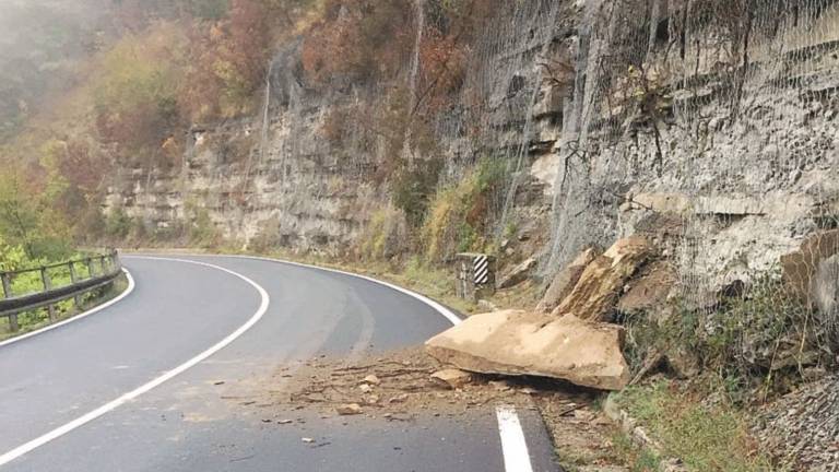 Piove, cadono massi sulla Ss67 Piove, cadono massi sulla Ss67