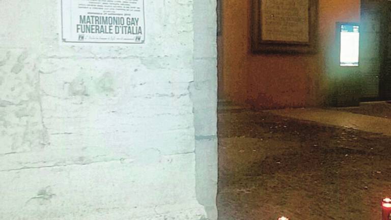 Manifesti funebri per l'unione civile:verranno chiesti 100mila euro di danni Manifesti funebri per l'unione civile:verranno chiesti 100mila euro di danni