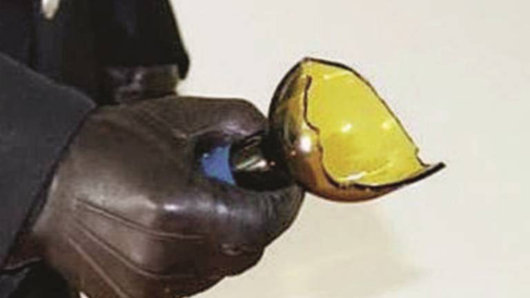 Sfregiato con una bottiglia rotta Sfregiato con una bottiglia rotta