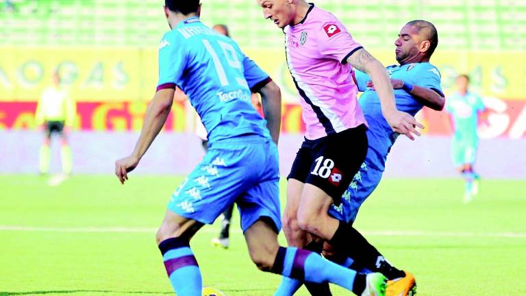 Il Cesena si butta via Il Cesena si butta via