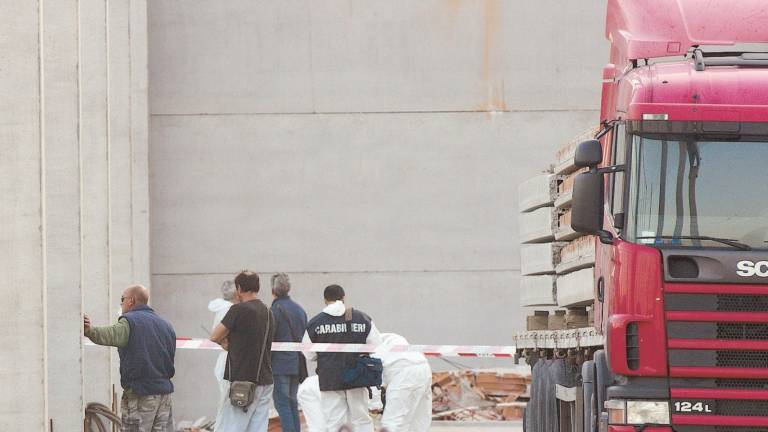 Muoiono schiacciati da una trave Muoiono schiacciati da una trave