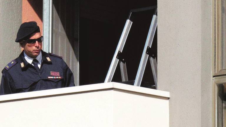 Cade dal balcone mentre pulisce e muore Cade dal balcone mentre pulisce e muore