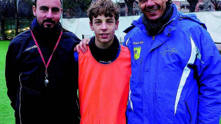 Fa gol di mano ma lo segnala all'arbitro Fa gol di mano ma lo segnala all'arbitro