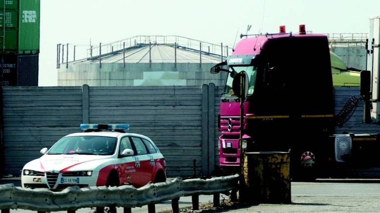 Travolto da un muletto al porto, muore camionista Travolto da un muletto al porto, muore camionista