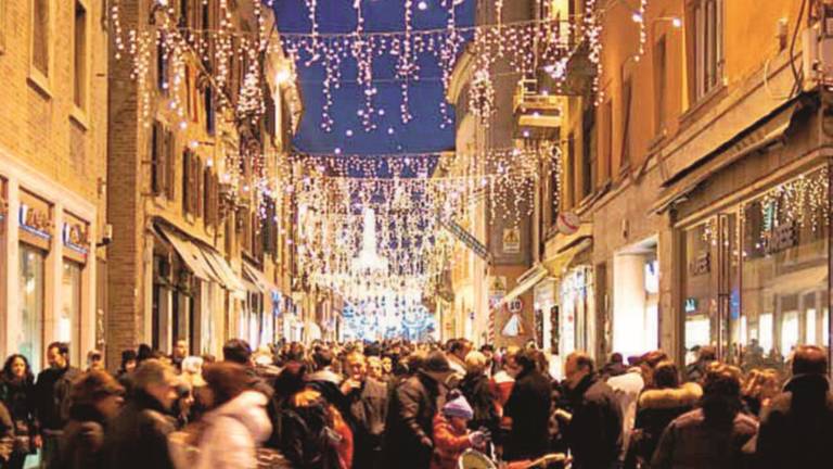 Luminarie, c'è il sì per 700mila lampadine Luminarie, c'è il sì per 700mila lampadine