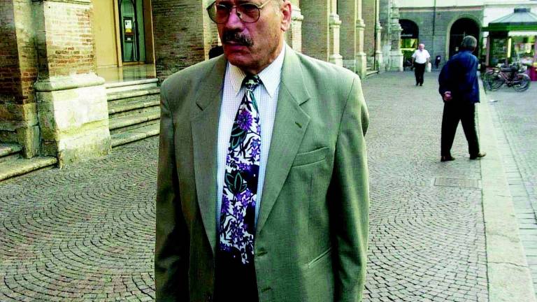 L'ex capo dei vigili denuncia il sindaco Gnassi e due dirigenti comunali L'ex capo dei vigili denuncia il sindaco Gnassi e due dirigenti comunali