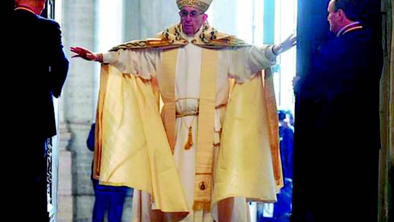 Il vestito del papa non arriva, sartoria viene risarcita Il vestito del papa non arriva, sartoria viene risarcita