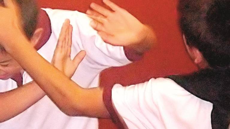 Preso a calci e pugni fuori dalle medie Preso a calci e pugni fuori dalle medie