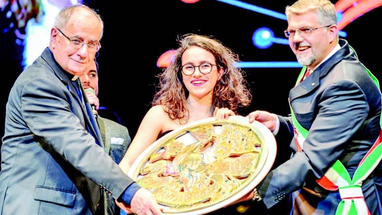 Faenza, a Sara Lusa il Pavone d'oro Faenza, a Sara Lusa il Pavone d'oro