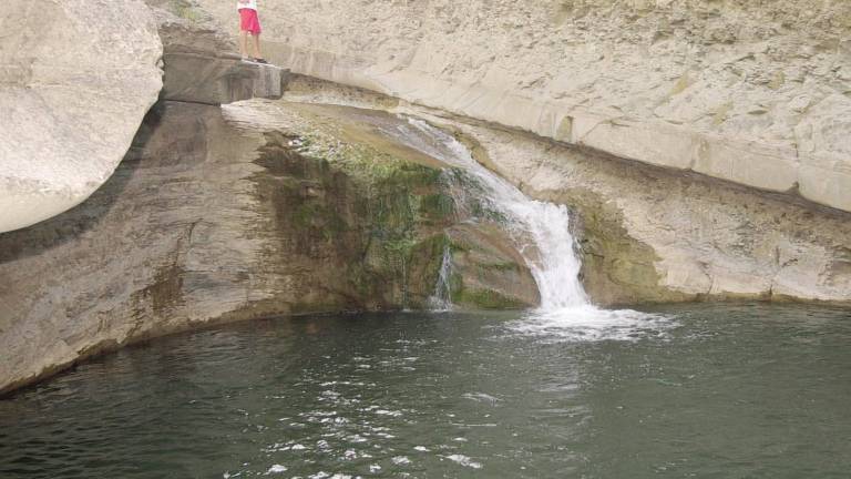 Sbatte sulle rocce dopo il tuffo: è grave Sbatte sulle rocce dopo il tuffo: è grave
